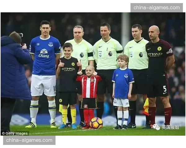 赛场温情：客队球员为患病小球迷签名并合影