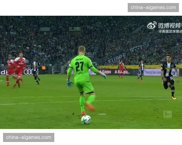 镜头记录：美因茨门将曾特纳一次成功出击化解单刀后激动捶地